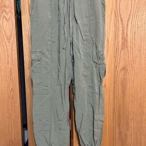 Women’s Lightweight Olive Green Jogger Cargo Pants NWT